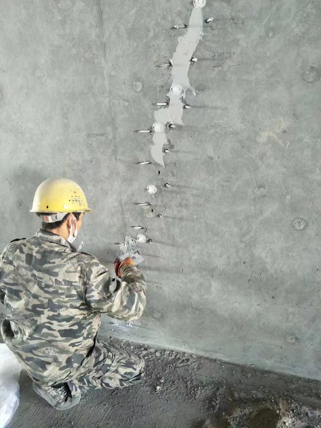 江苏混凝土楼板裂缝加固施工的方案