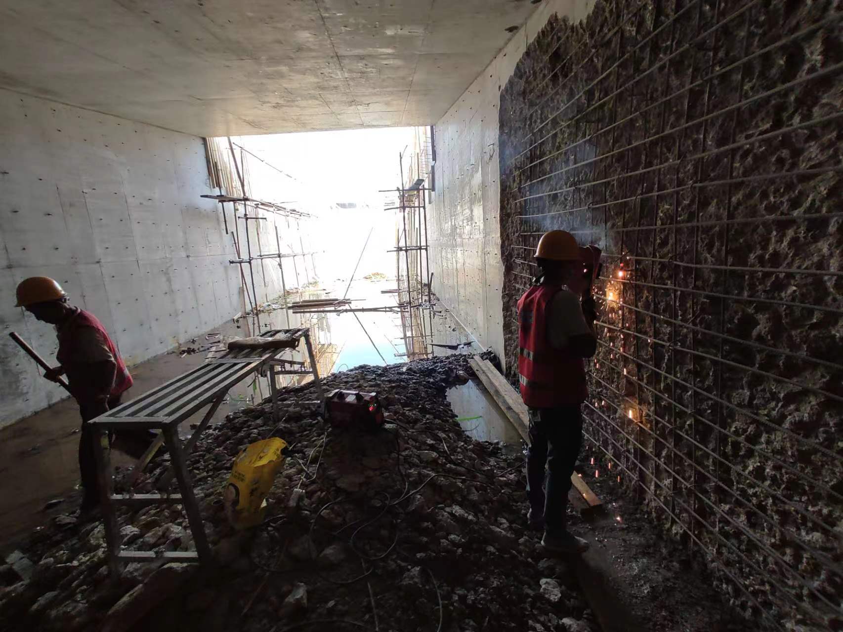 江苏挖断承重墙导致楼体开裂，加固施工方案出炉